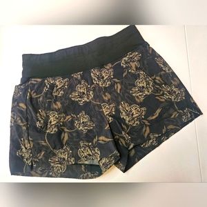 Like New Athleta Trekkie Floral Shorts Sz 4